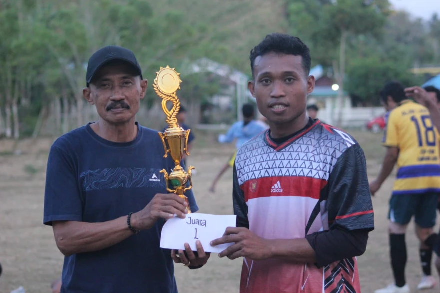 KEPALA DESA MENUTUP PERHELATAN TURNAMEN SEPAK BOLA MINI KADES CUP DESA LERO TAHUN 2026