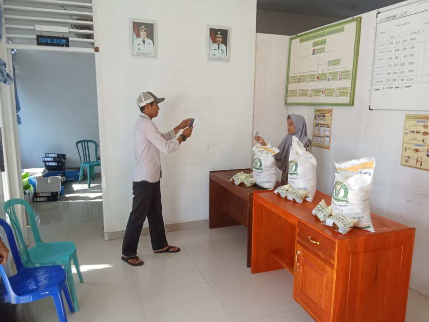 PENYALURAN BANTUAN PANGAN BERAS DAN MINYAK