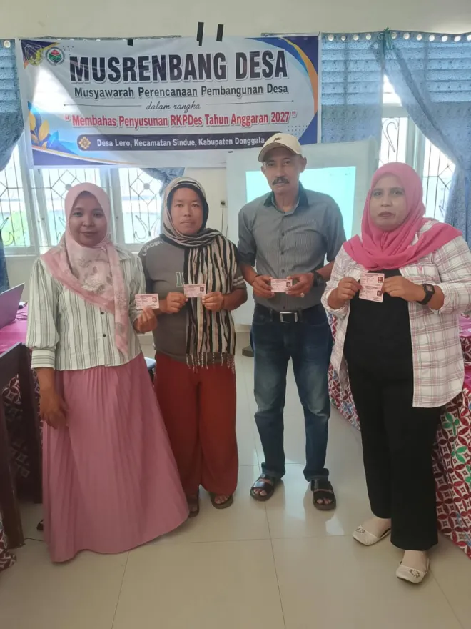 Pemdes Lero Bagikan 65 Kartu Identitas Anak (KIA)